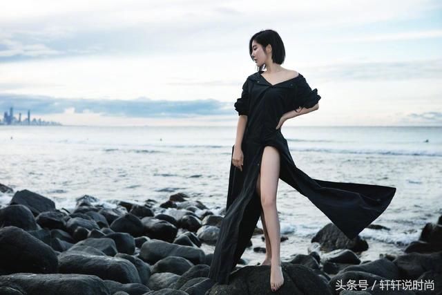 赵奕欢穿前后开叉的长裙，也敢在海边吹风，网友：不走光算你厉害