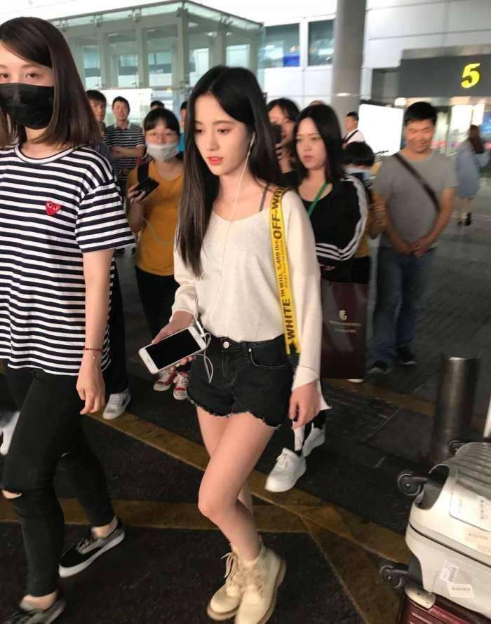 鞠婧祎短裤穿这么高, 勒得安全裤都挤出来了, 网友: 不尴尬吗?