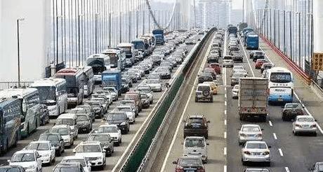 我国第一座大型悬索桥：耗资30亿却成堵车胜地，最长堵过5小时