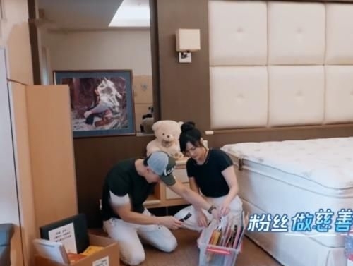 『林丽吟』吴尊林丽吟打扫旧房子,拿出最值钱的物品,看清是啥,谁能不感动