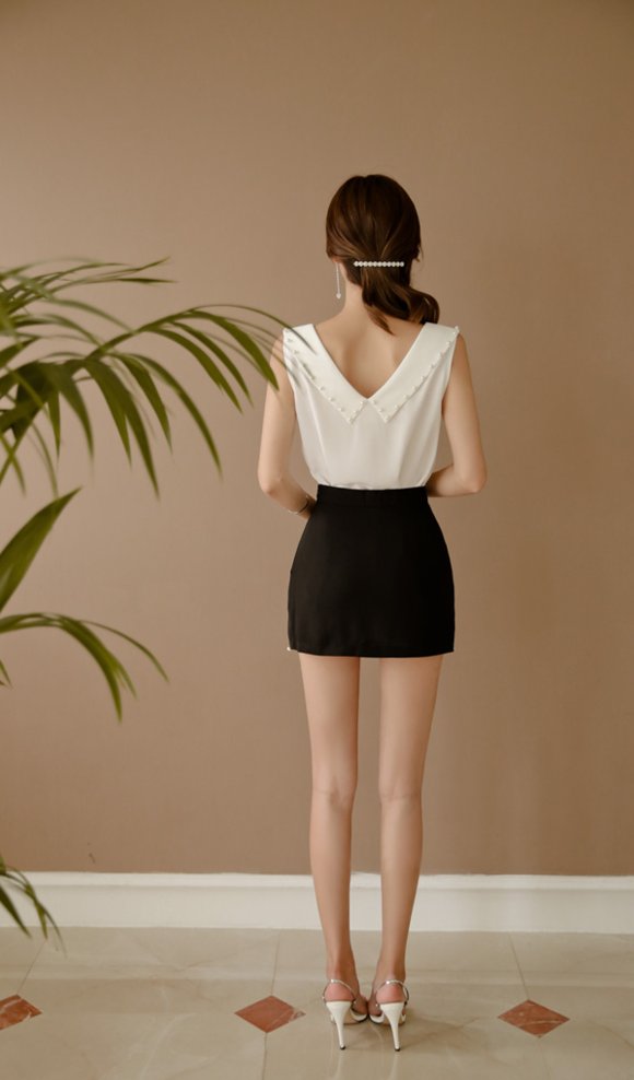 孙允珠身穿黑白裙装，展现修长大腿，举手投足间尽显妩媚动人!