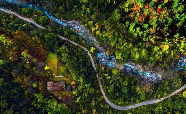 秦岭深藏敢与九寨沟媲美的地方！有条惊艳的自驾公路