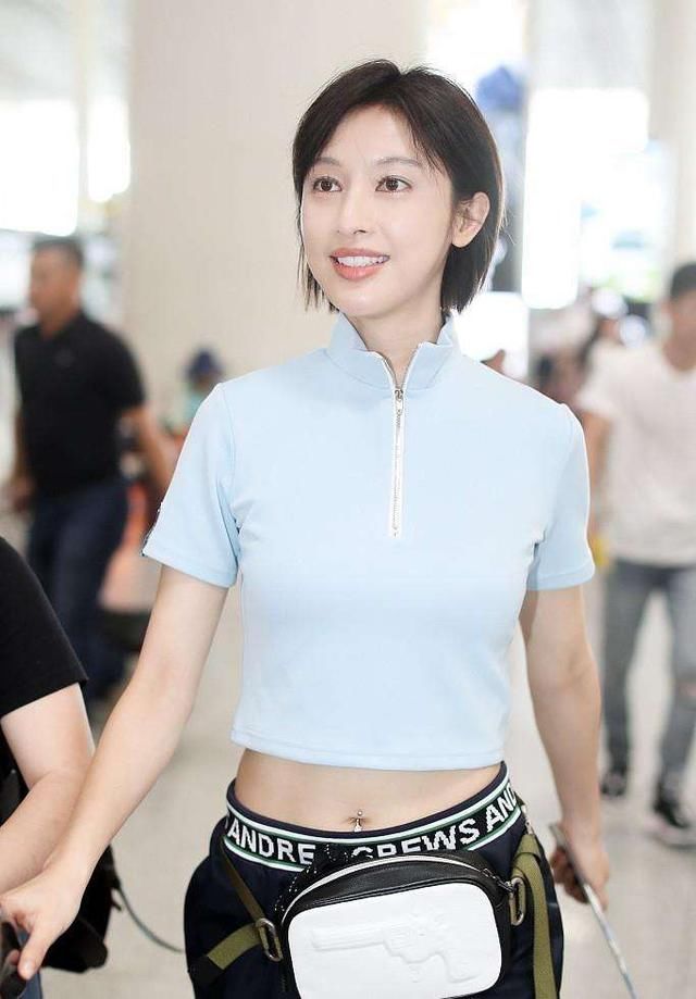 张俪现身机场，穿露脐装搭运动裤秀身材，不料却还没有肚脐环吸睛