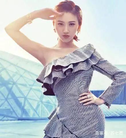 杨幂撞衫景甜、娜扎，女人和女孩的差别，网友：这一个踮脚真美