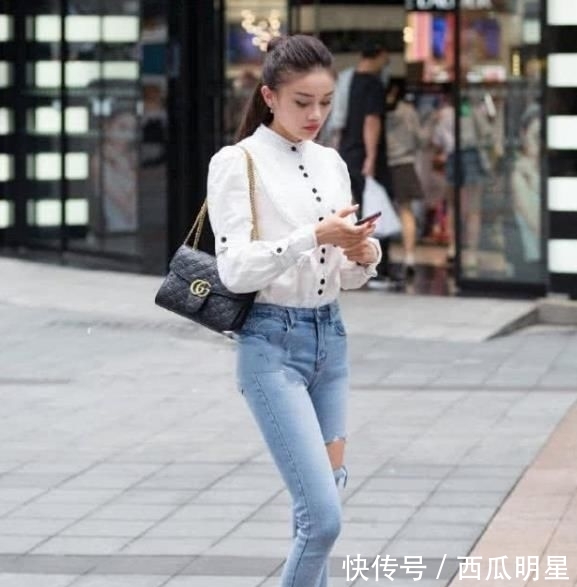 #衬衫#街拍:天生丽质的小姐姐,一件白色衬衫配牛仔裤,时尚窈窕好身姿