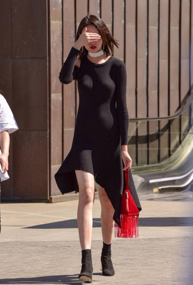 公司新来了位美女同事，实力碾压其他美女，高挑性感的穿搭让男同