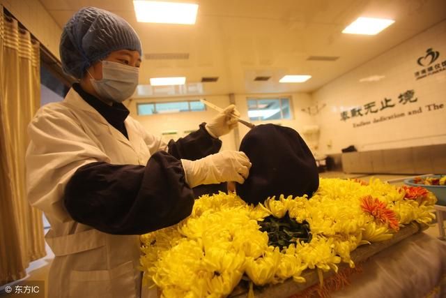 为死者化最后一次妆容，神圣而稀少的职业：入殓师