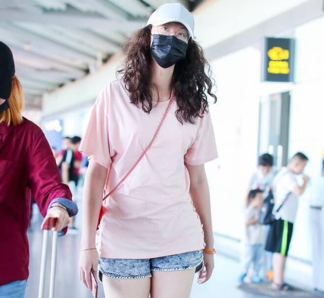 192惠若琪和173关晓彤现机场，网友:见识到大长腿最高形式