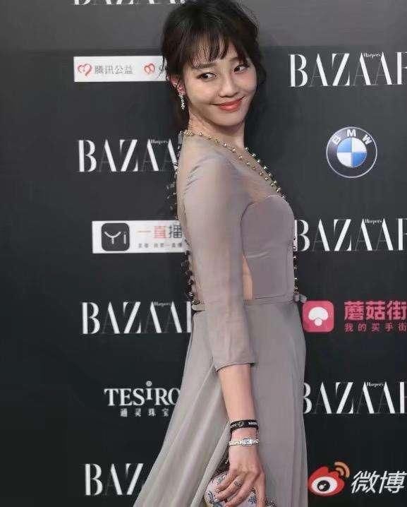 33岁的白百何一袭长裙现身，人越来越瘦，气质却越来越好！