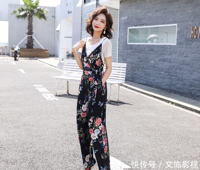 「个性」「街拍女神」个性时尚连体裤,如何穿搭?性感撩人修身显瘦