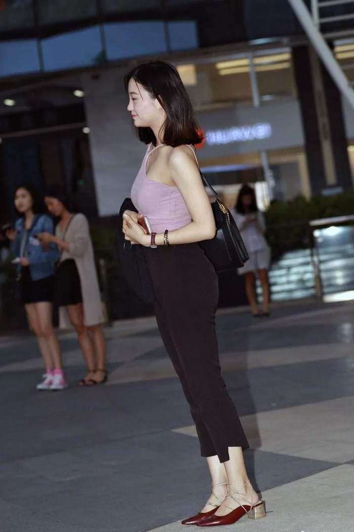 街头夜拍：小美女粉红吊带背心搭配黑色紧身裤，身材性感迷人！