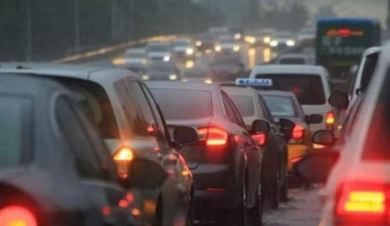  「雨天」雨天行车开“双闪”，到底是对还是错？交警给出了解释