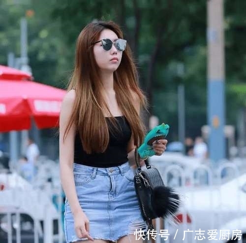 #百看不厌#街拍穿牛仔裙的女子,亭亭玉立的优美身材,让人百看不厌
