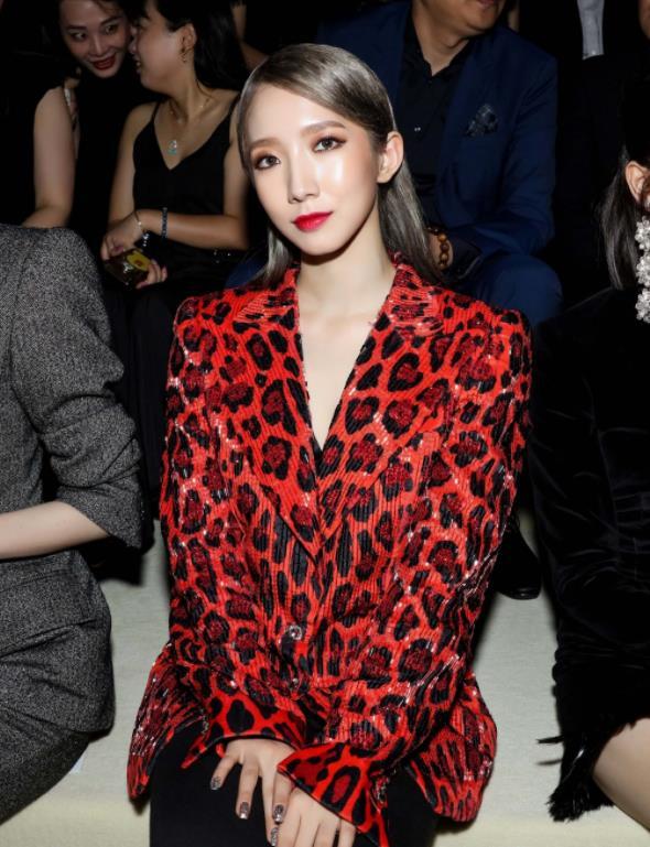 孟美岐亮相时装周,学吴谨言"充大头"却被何穗立秒?