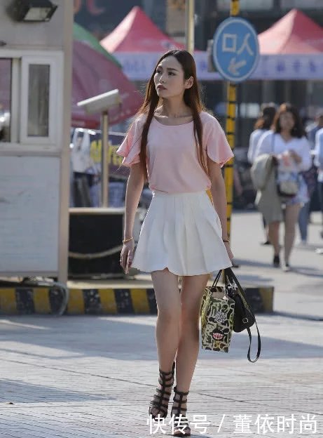 气质小姐姐粉红色短袖搭配白色短裙灵性十足，长发飘飘颇具仙女气