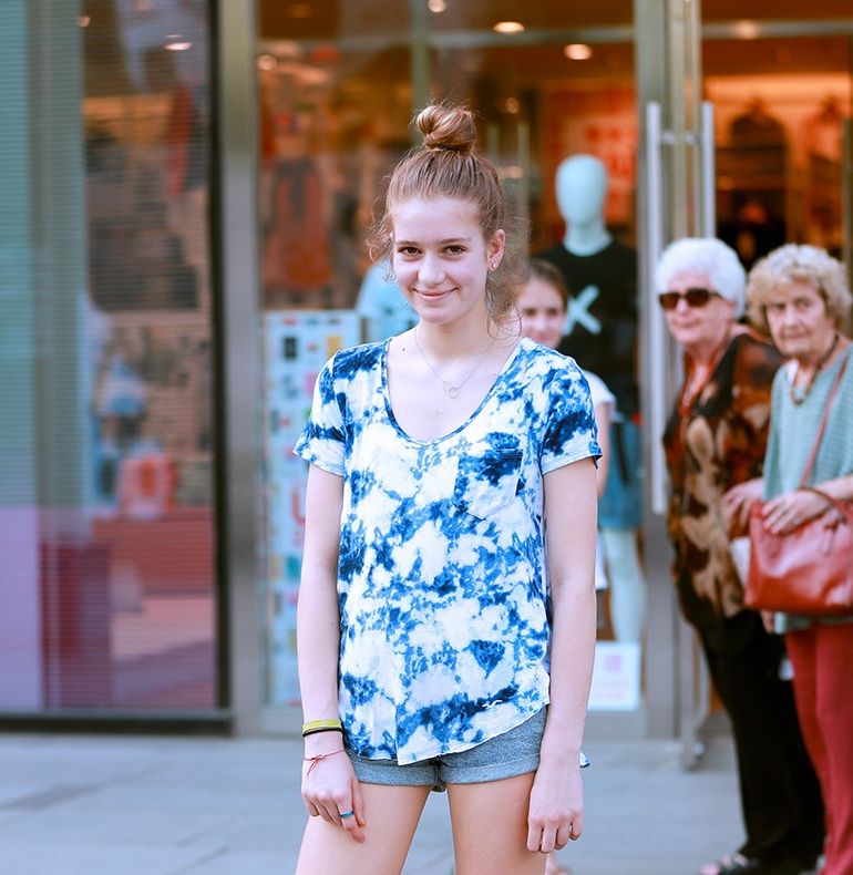 街拍:极品女神一席蓝色裙摆搭黑色吊带，洁白的肌肤忧郁的眼神!