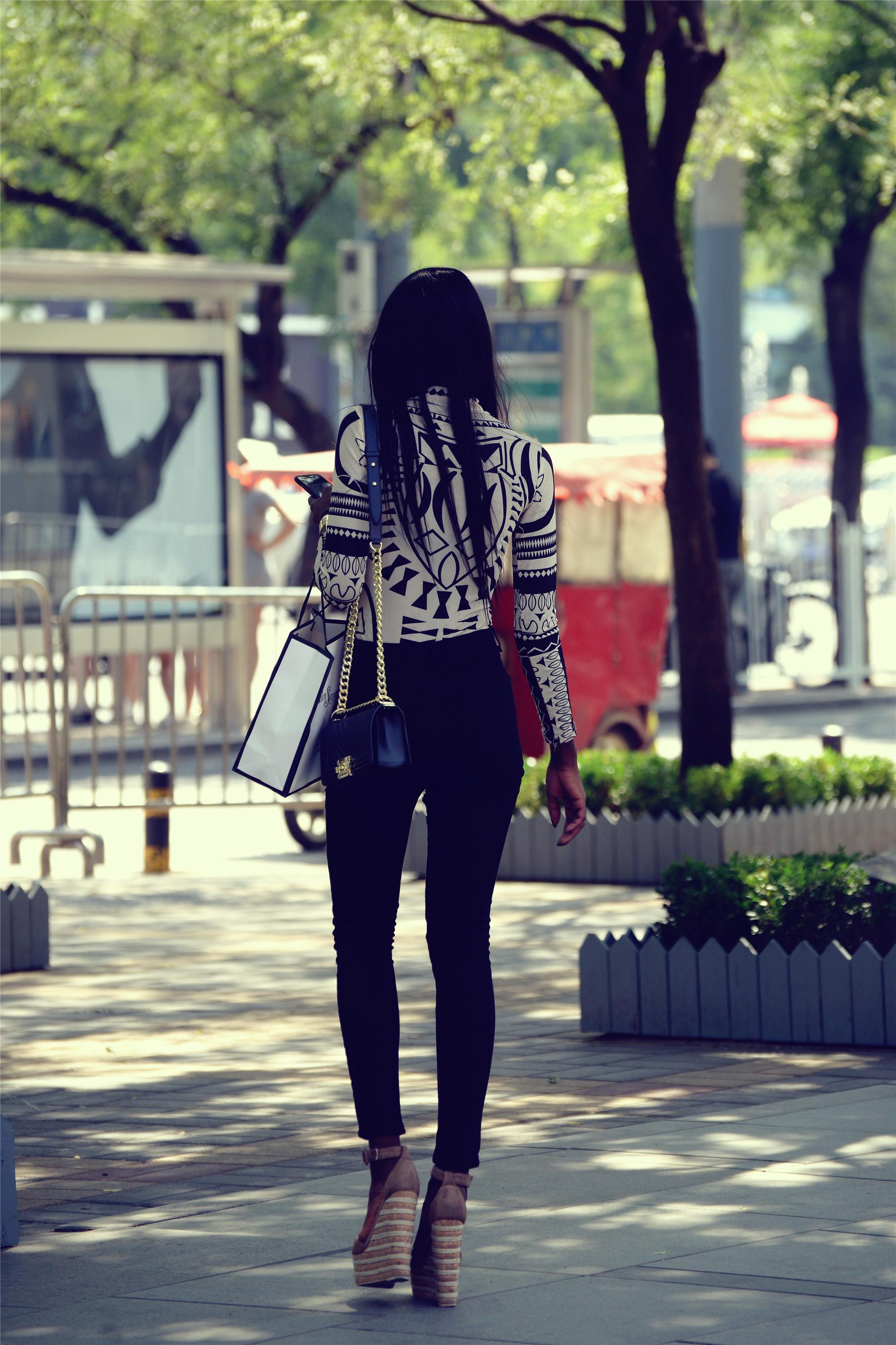 这位姑娘用高腰破洞牛仔裤和一双坡跟鞋，搭配出了全是腿的效果