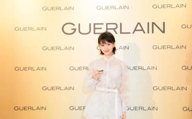 王子文穿白色连衣裙，就是好看，小姐姐看起来真显高