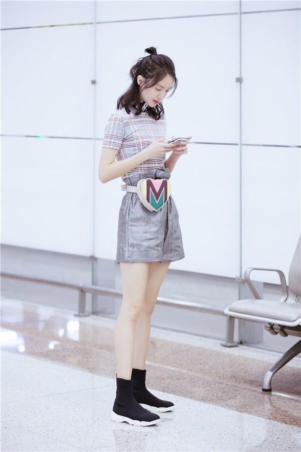 都穿条纹衫秀细腰，刘雯这样的基本款，比金晨的短款看着舒服多了