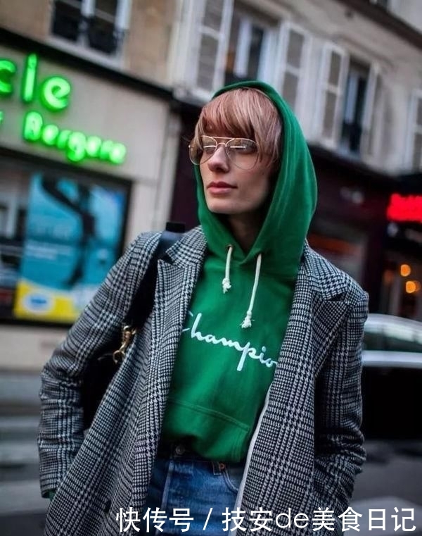 就要@女人买卫衣,就要挑这3种“耐看色”,穿个两三年都不会过时!