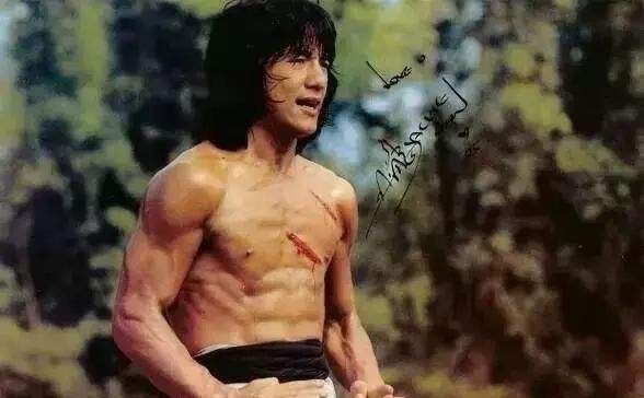  [李连杰]功夫巨星建立了一个群，当他们晒出自己的健身照后，一个人默默退出群聊