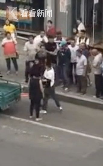 这古董盆假的吧?老人好心揭穿街头骗术 竟遭两名男子暴打