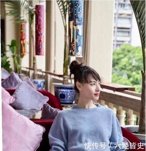  毛衣@31岁梁洛施蓝色毛衣配百褶裙温柔可人，扎丸子头年轻了10岁