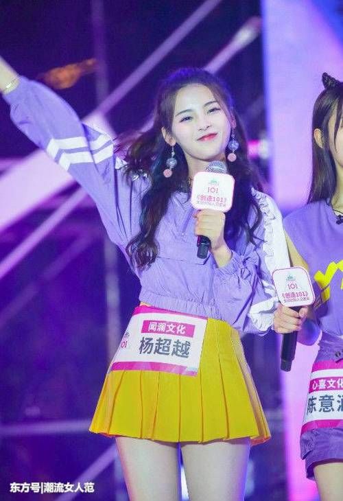 杨超越简直了，穿普通超短裙都美成这样，网友：怪不得能成功出道