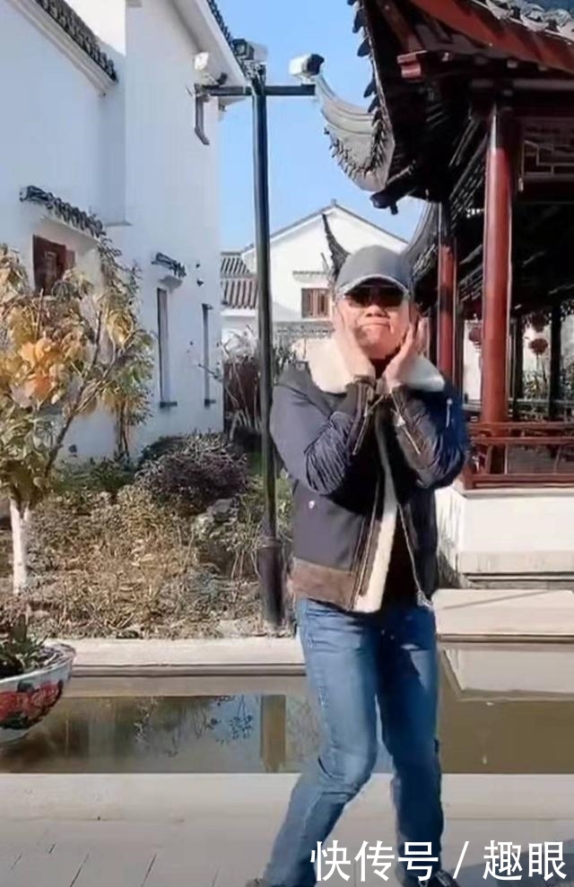  『亲自』涂磊在家憋成造型师，穿条纹毛衣亲自给女儿扎小辫，女儿软萌可爱