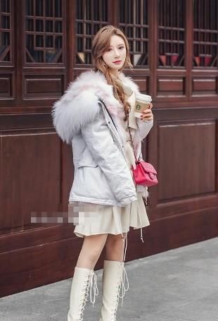  「白皙」路人街拍，小姐姐肌肤白皙，搭配黑色百褶超短裙，靓丽性感