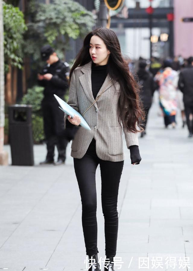  『美女』街拍：精致的美女，蓝色休闲衫搭配黑色短裤，穿起来显腿长显气质