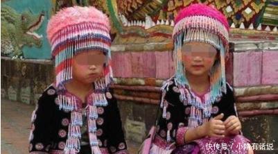 女子景区游玩，和两个小女孩合影，回去放大后整个人不淡定了