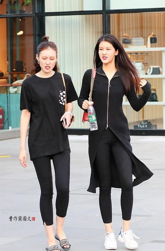 美女■初春时节,美女选择打底裤,身轻如燕,“春风十里不如你”