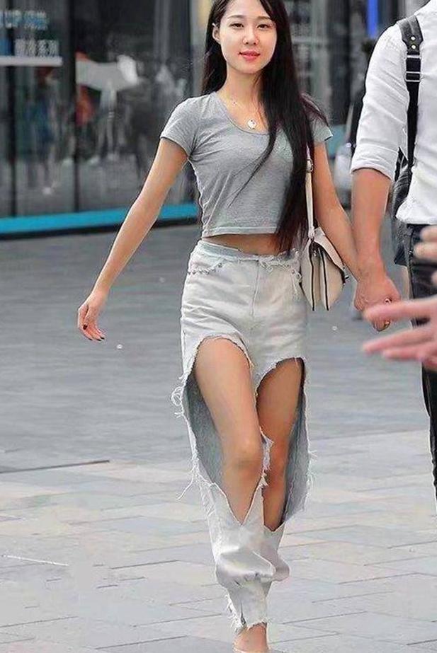 街拍：图1印花裙美女，丝袜配高跟鞋，图3美女裤子破得真厉害