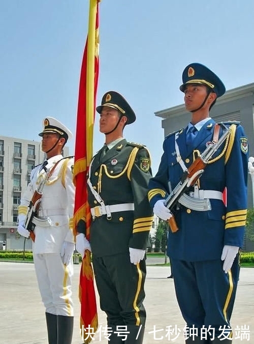 天安门阅兵仪式，为何三军中都是陆军拿军旗？有多少人不知真相？