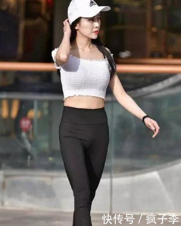 时尚街拍：紧身裤美女，散发出青春时尚的气息，走到哪都是靓丽的