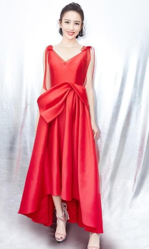 佟丽娅真是太可爱太保守了，那么性感的一件裙子她把开衩缝起来穿