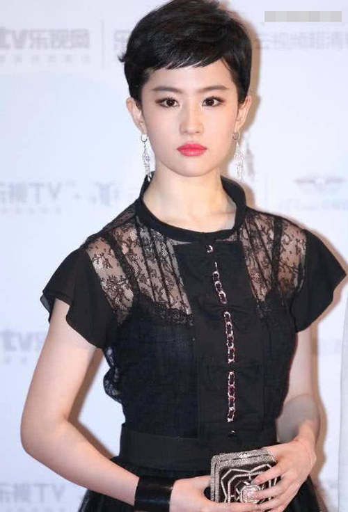 长得美就可以不顾发型?赵丽颖非主流,一人好似一月没洗头!