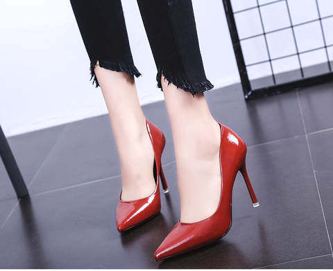 细微纹亮皮与酒杯跟结合的高跟鞋,性感又成熟