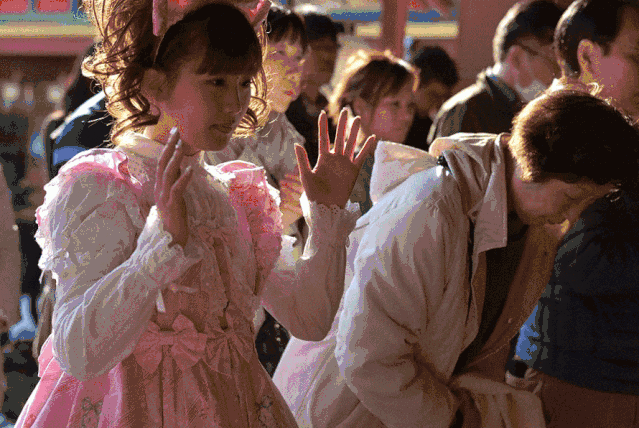 你们的爱情信物，都变成了景区垃圾