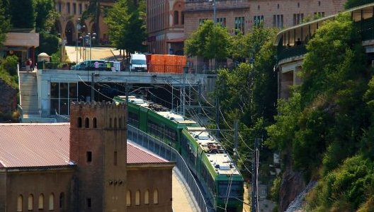 为何火车半夜路过一些地方时，乘务员会强制拉上窗帘？看完涨知识