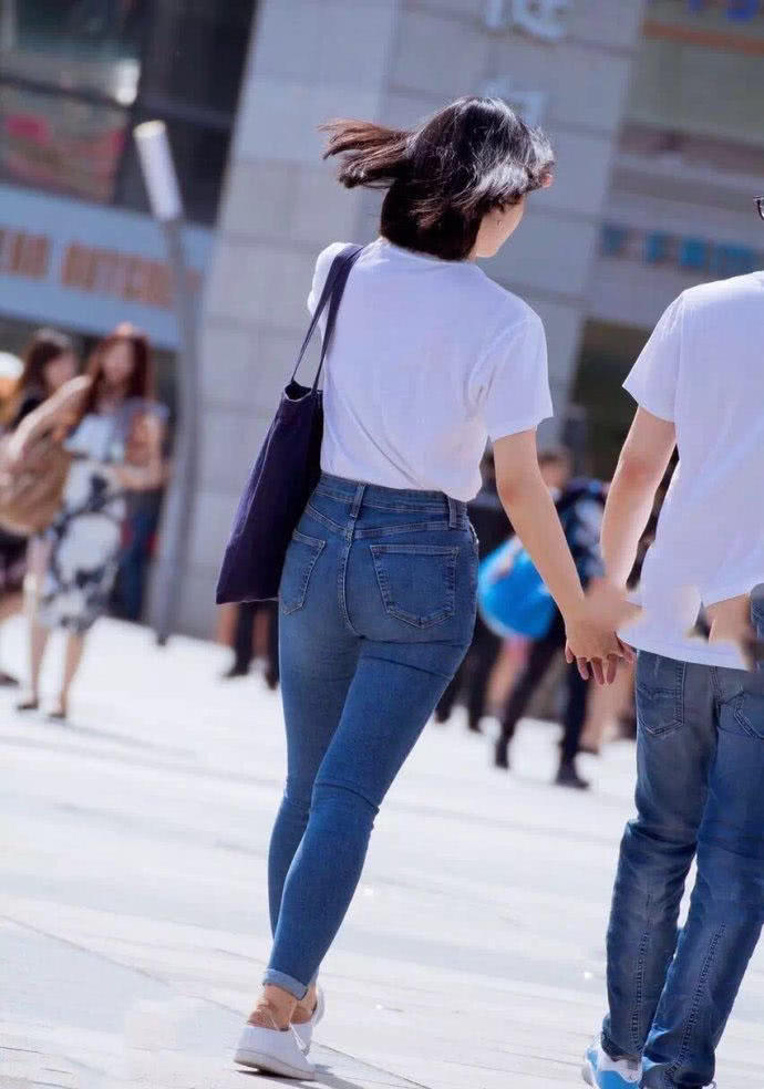 街头偶遇蓝色紧身牛仔裤小姐姐，阳光灿烂得就像夏日里的百合花