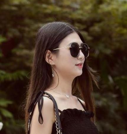 街拍：美丽而性感的妹子，哪个更加能撩动你的心弦？