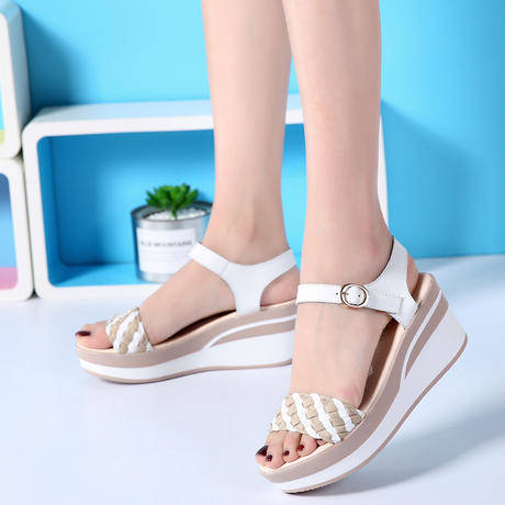 平底鞋嫌矮，高跟鞋嫌累脚，不妨试下今年的坡跟鞋，显高不累脚