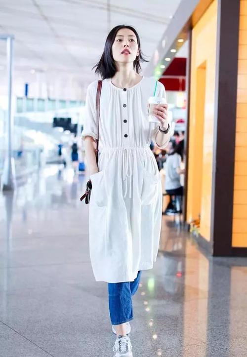 刘雯腰这么细，穿裤子不系皮带会掉吧？网友：看了她腰都觉得自卑