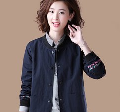 秋天早晚转凉，聪明的媳妇穿上薄外套，显瘦又御寒，简直棒极了