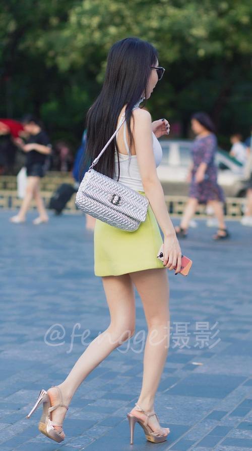 街拍:穿搭清新脱俗的小美女,身材凹凸有致,令人艳羡