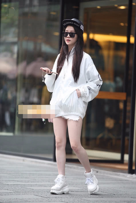 甜美小姐姐白色外套大玩下身消失，阳光活泼却又不失俏皮可爱