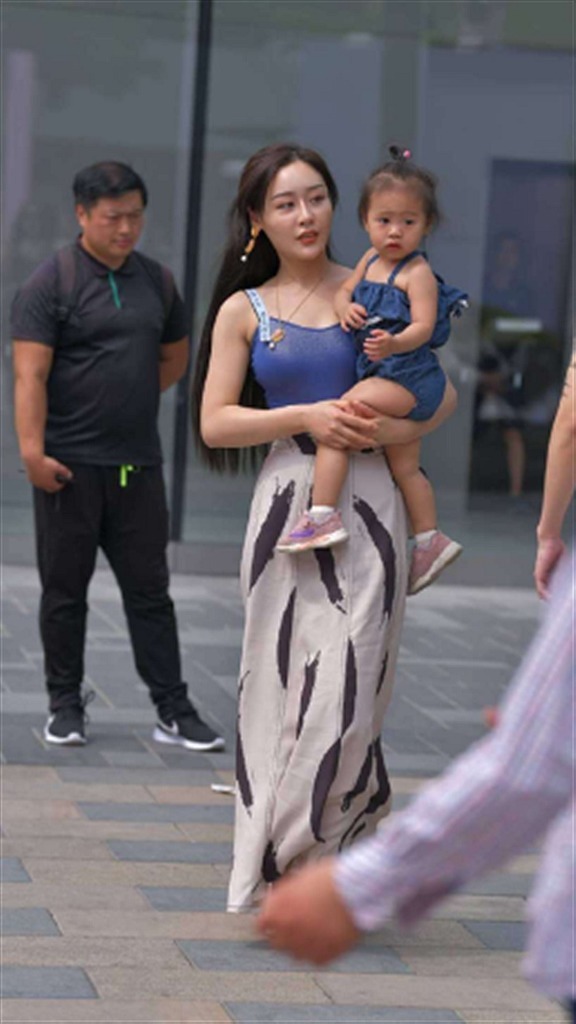 「蓝色」宝妈带娃逛街, 这么穿搭, 妥妥的时尚辣妈