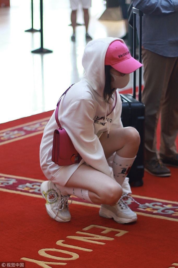 江疏影帽子口罩遮面但被美腿出卖 蹲地系鞋带雪白长腿抢镜